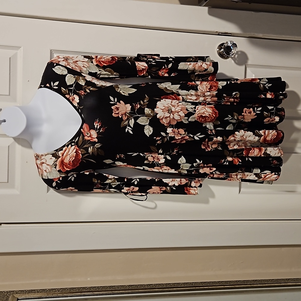 Bailey Blue, bell sleeve, v-neck, floral dress. Size S.